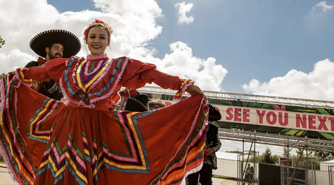 Mexicaanse dansers in prachtige rode en blauwe kostuums